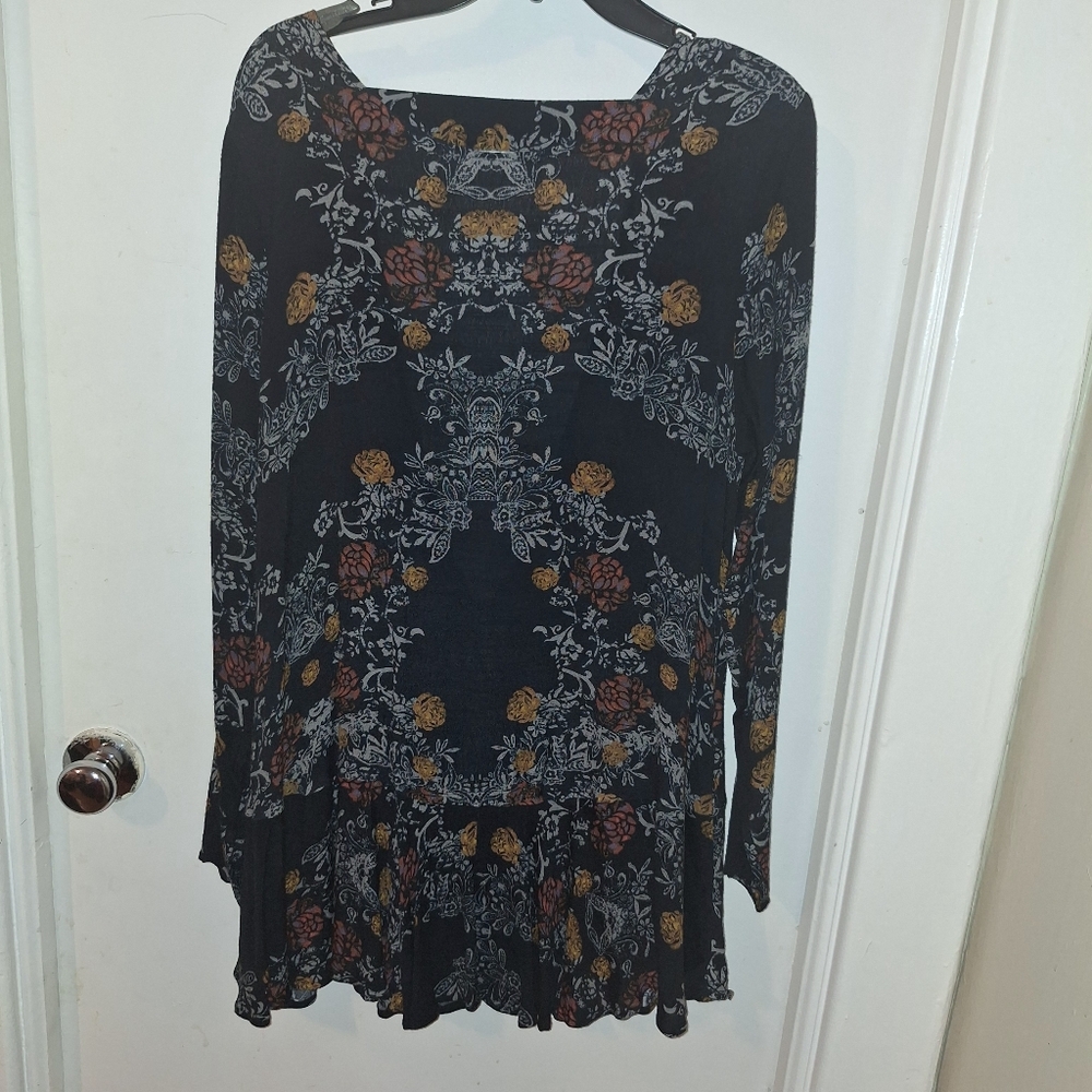 FREE PEOPLE  TUNIC IN RAVEN  LONGSLEEVE BACK CUT OUT. Size Large